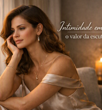 Mulher elegante em momento de reflexão à luz do entardecer, representando a intimidade emocional e o valor da escuta ativa. A cena transmite delicadeza, força interior e conexão feminina, destacando o tema do artigo sobre vulnerabilidade e bem-estar emocional