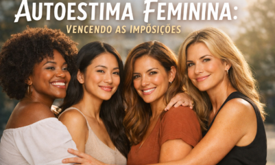 Autoestima Feminina: Vencendo as Imposições Quatro mulheres de diferentes etnias — negra, asiática, latina e caucasiana — estão lado a lado, sorrindo e abraçadas, sob luz suave e fundo desfocado. Todas olham para a câmera com expressão de confiança e união. A imagem transmite a mensagem de fortalecimento feminino e diversidade.