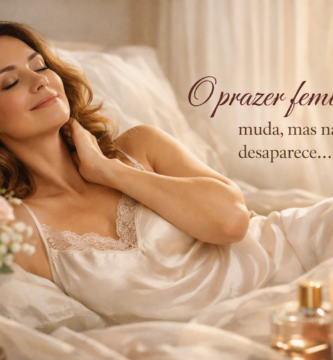 Prazer feminino — imagem elegante e acolhedora mostrando uma mulher deitada sobre lençóis de cetim claros, cercada por flores e luz suave. A cena transmite serenidade, respeito e positividade, com a frase “O prazer feminino muda, mas não desaparece...” escrita em fonte cursiva, simbolizando a força e a sensibilidade da mulher.